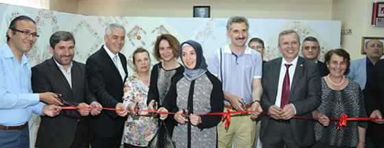 Kuş Tüyü Ve Palmiye Dalı Tuval Oldu Kuş Tüyü Ve Palmiye Dalı Tuval Oldu