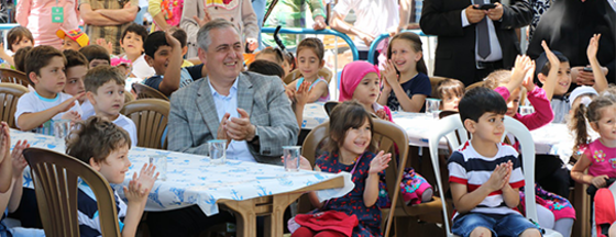 Minik Yürekler Zulüm Altındaki Müslümanların Huzura Kavuşması İçin Gökyüzüne Balon Uçurdu Minik Yürekler Zulüm Altındaki Müslümanların Huzura Kavuşması İçin Gökyüzüne Balon Uçurdu