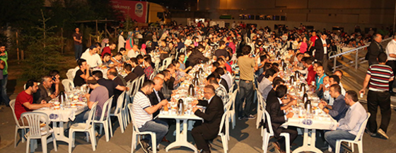 Eyüp Belediyesi'nden 2 bin 500 Kişilik Sahur Yemeği Eyüp Belediyesi'nden 2 bin 500 Kişilik Sahur Yemeği