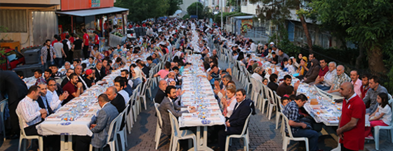Topçular'da İfrar Coşkusu Topçular'da İfrar Coşkusu