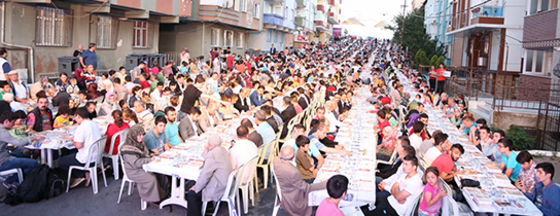 Eyüp Belediyesi'nden 3 Bin Kişilik Muhteşem İftar Eyüp Belediyesi'nden 3 Bin Kişilik Muhteşem İftar