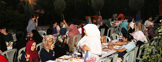 İslam Dünyasından Kız Öğrenciler Eyüp'te İftarda Buluştu İslam Dünyasından Kız Öğrenciler Eyüp'te İftarda Buluştu
