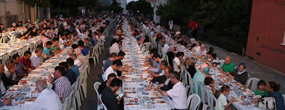 “Huzur Başkenti”nin Sokakları İftar Sofralarıyla Bereketleniyor “Huzur Başkenti”nin Sokakları İftar Sofralarıyla Bereketleniyor