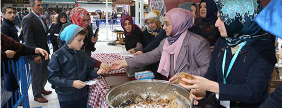 Eyüp Belediyesi'nden Cuma Namazı Sonrası Aşure İkramı Eyüp Belediyesi'nden Cuma Namazı Sonrası Aşure İkramı