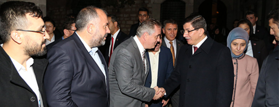 Başbakan Davutoğlu Akşam Namazında Eyüp'teydi Başbakan Davutoğlu Akşam Namazında Eyüp'teydi