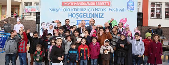 Suriyeli Çocuklar Hamsi İle Tanıştı Suriyeli Çocuklar Hamsi İle Tanıştı
