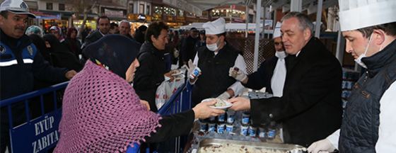 Eyüp Belediyesi'nden Kandil Gününe Özel İkram Eyüp Belediyesi'nden Kandil Gününe Özel İkram