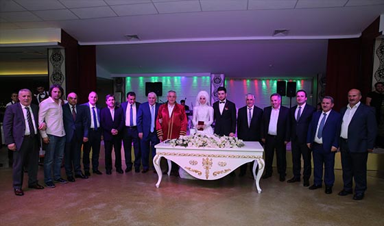 Eraslan ve Kart Çiftinin Nikahını Başkan Aydın Kıydı Eraslan ve Kart Çiftinin Nikahını Başkan Aydın Kıydı
