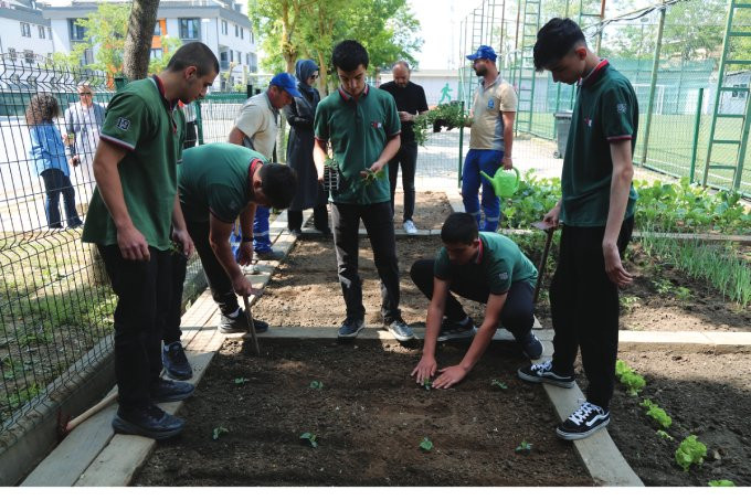 OKULLARDA TARIM ALANLARI OLUŞTURDUK OKULLARDA TARIM ALANLARI OLUŞTURDUK
