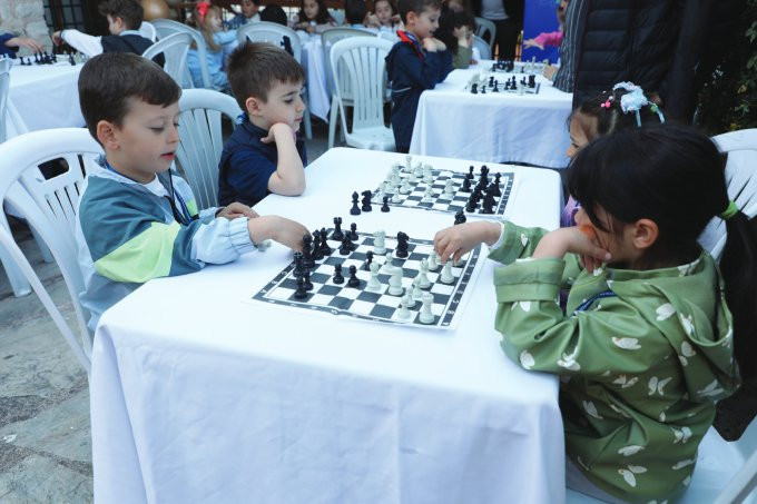 EYÜPSULTANLI MİNİKLER SATRANÇ USTASI OLUYOR