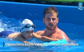 Yüzerek hem eğlenip hem öğreniyorlar Yüzerek hem eğlenip hem öğreniyorlar