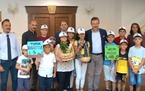 Yetiştirdikleri organik ürünleri Başkana hediye... Yetiştirdikleri organik ürünleri Başkana hediye...