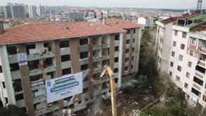 Yerinde dönüşüm için Öğretmenler Sitesi'nde 7 blok yıkıldı