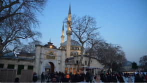 Berat Kandili'nin manevi ikliminde, Eyüpsultan Meydanı'nda vatandaşlarımızla buluştuk.